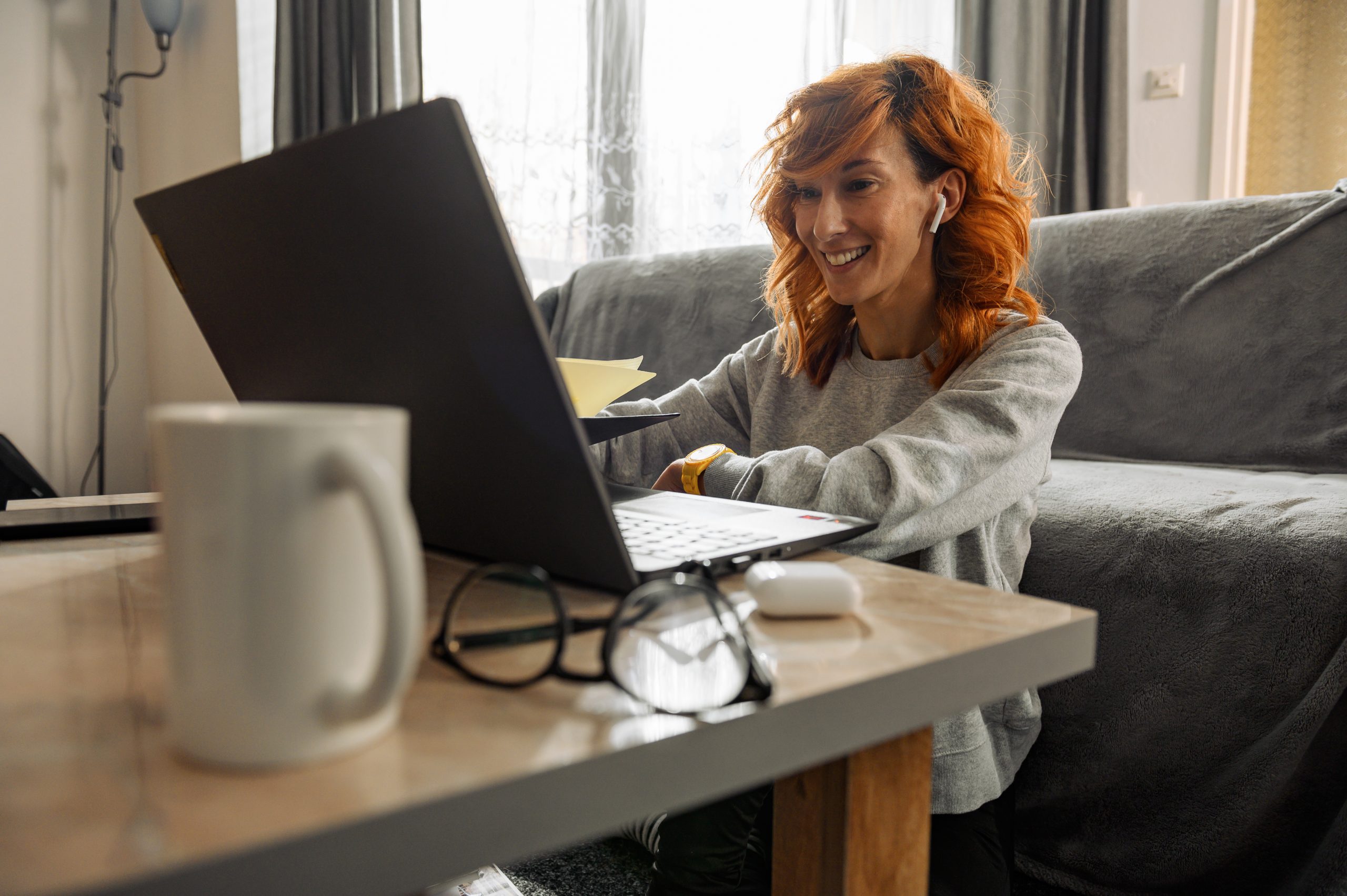 woman using a laptop at home 2025 04 01 13 25 47 utc scaled - Flexidesk