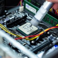 Thermal paste is applied to the laptop processor. Thermal paste is applied to the laptop processor.